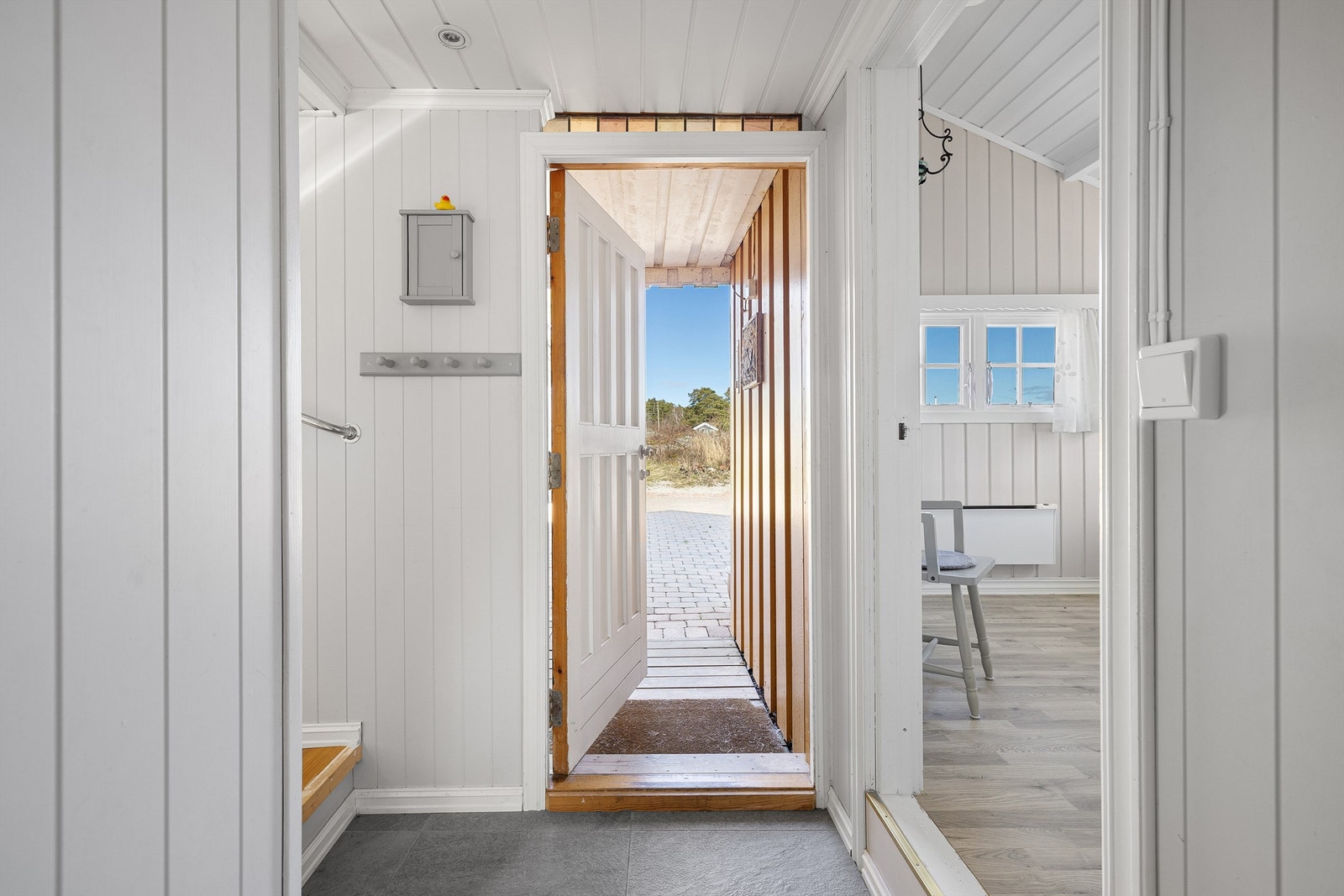 Entré med hovedinngang, tilbygg med bi-entré opp trapp til venstre. Galleribilde