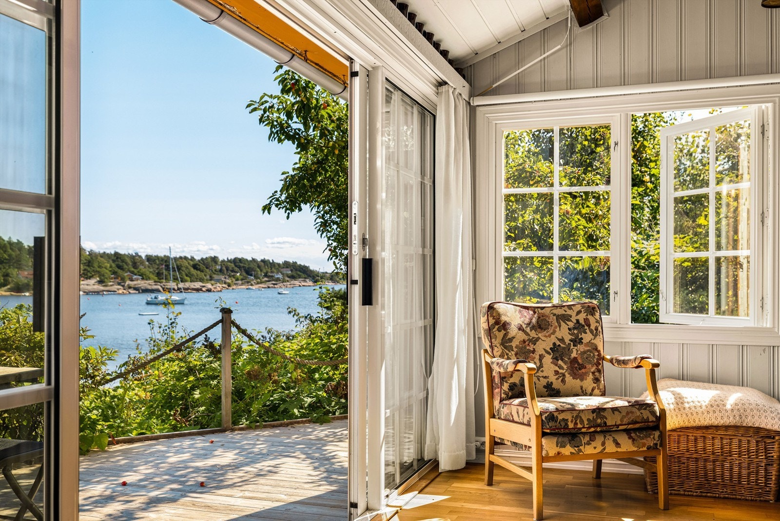 Med stuens dører og vinduer åpne er det nærmest som å sitte ute. Galleribilde