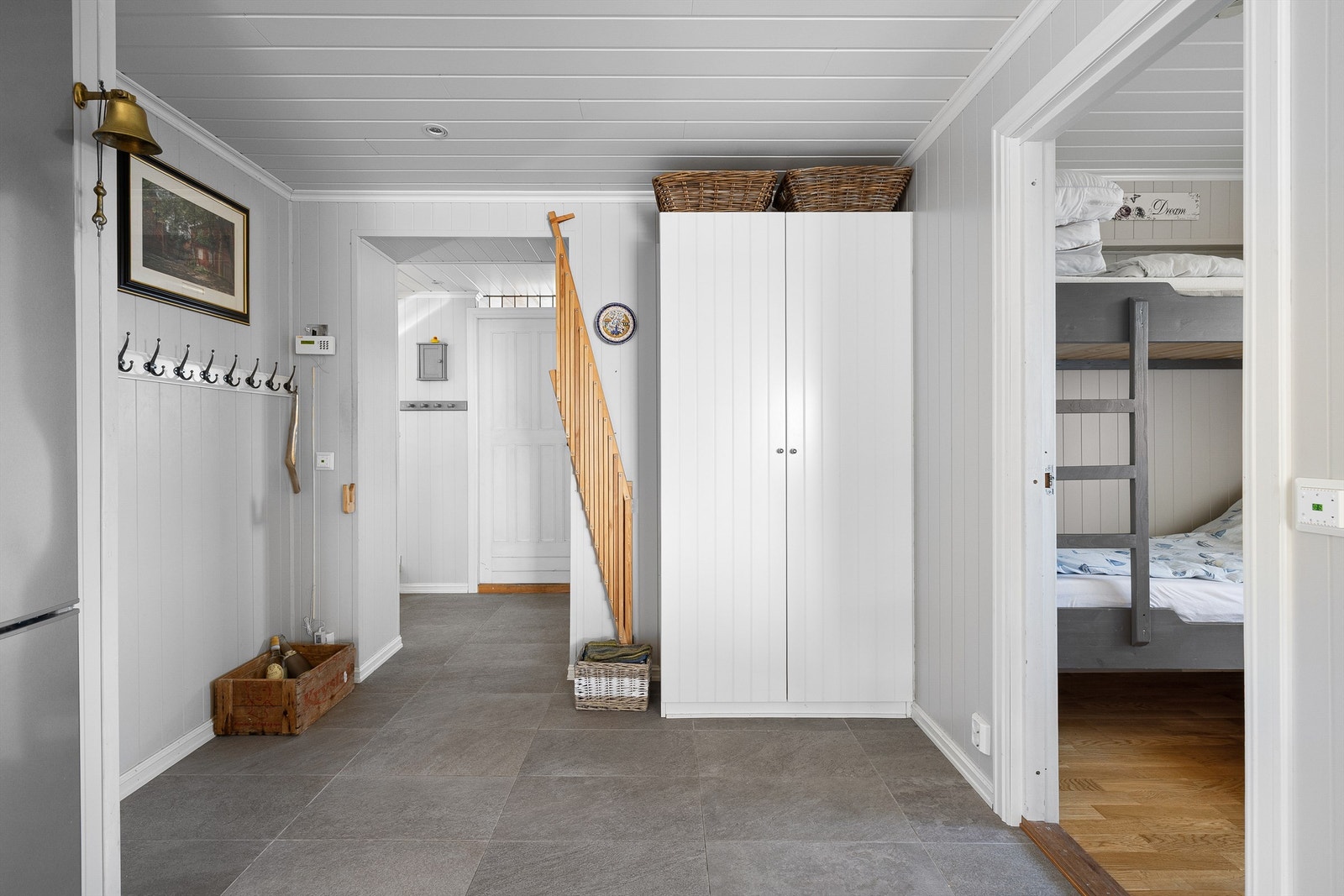 Omkring gangen innenfor kjøkkenet finnes to soverom som inngår i hyttas hoveddel. Galleribilde