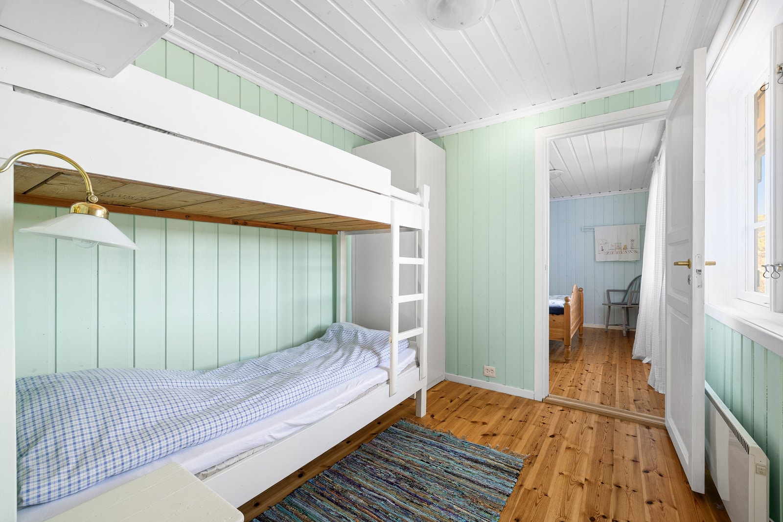 Ytterligere to soverom inngår i tilbygget, dette er tilgjengelig fra bi-entré. Galleribilde