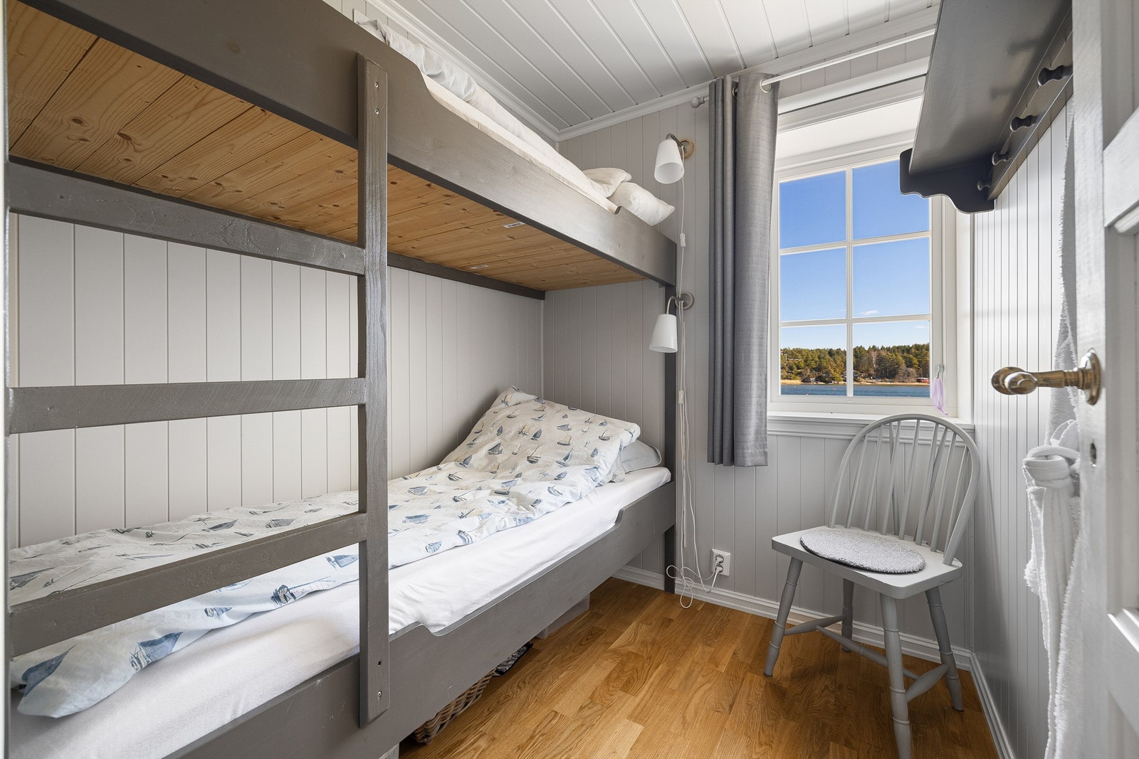 Hytta er i dag møblert med sengeplass for syv personer. Her fra soverom nærmest kjøkkenet. Galleribilde