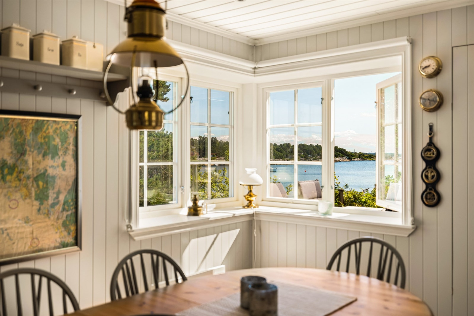 Sjøutsikten får du glede av også de dagene været ikke inviterer til å sitte utendørs. Galleribilde