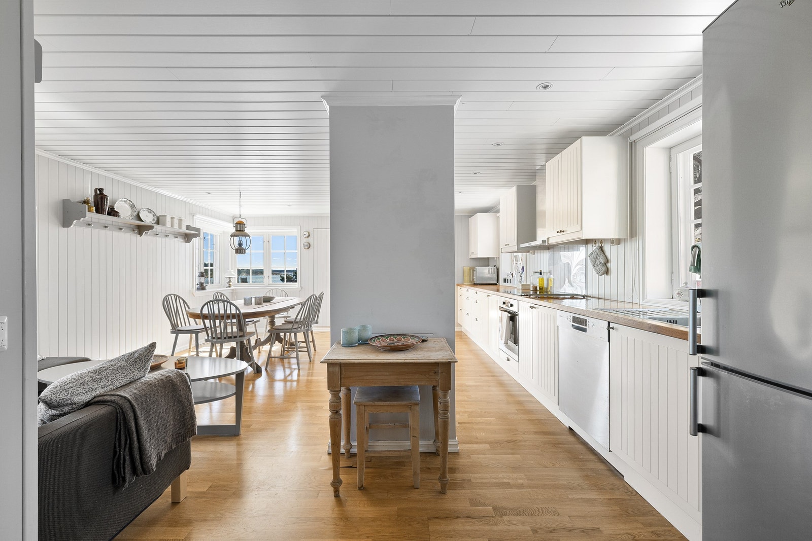 Alle hvitevarer på kjøkkenet medfølger, oppvaskmaskinen er fra rundt 2019. Galleribilde