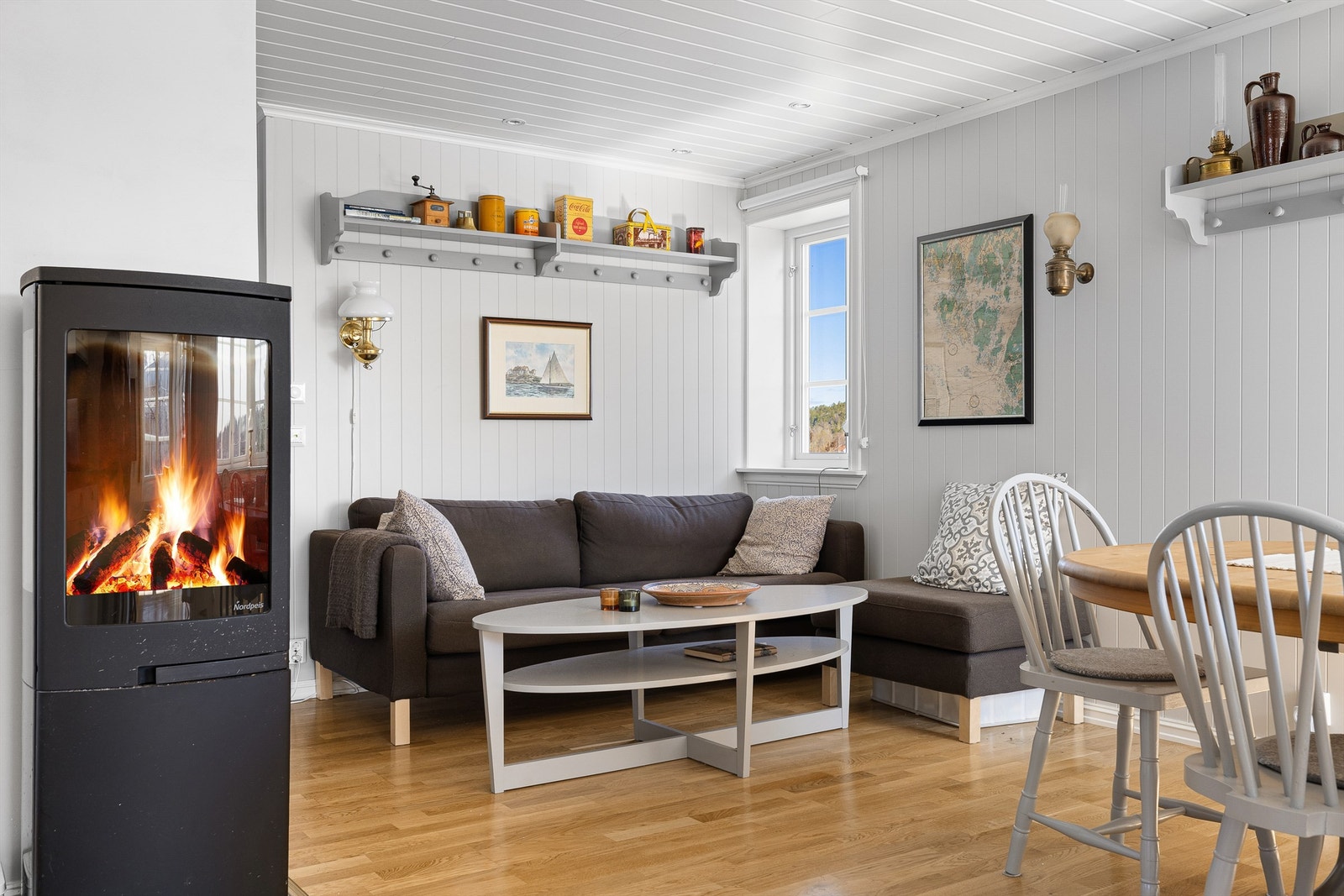 Yttervegger ble i 2012/2013 åpnet innvendig og etterisolert før montering av nye MDF-plater. Galleribilde