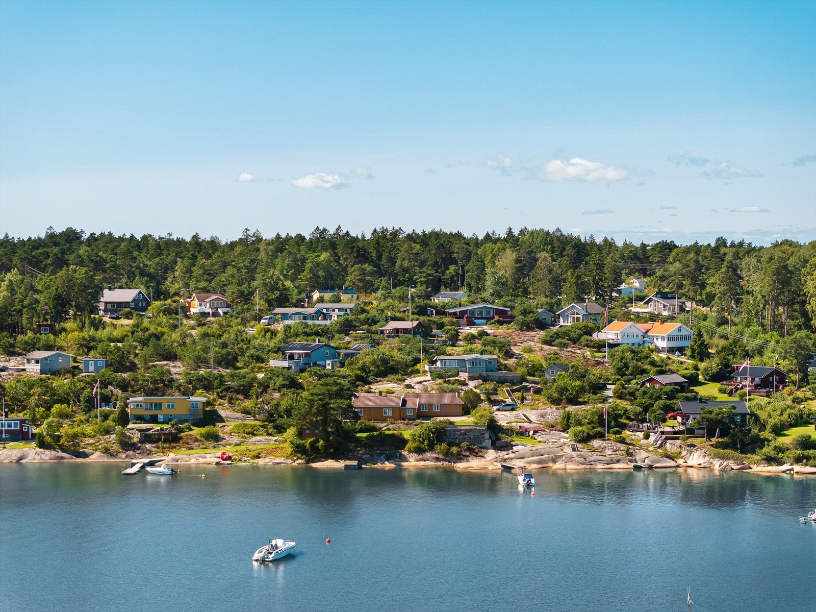 Blant den veletablerte fritidsbebyggelsen på vestsiden av Fjellskilen er denne eiendommen en meget attraktiv anledning. Galleribilde