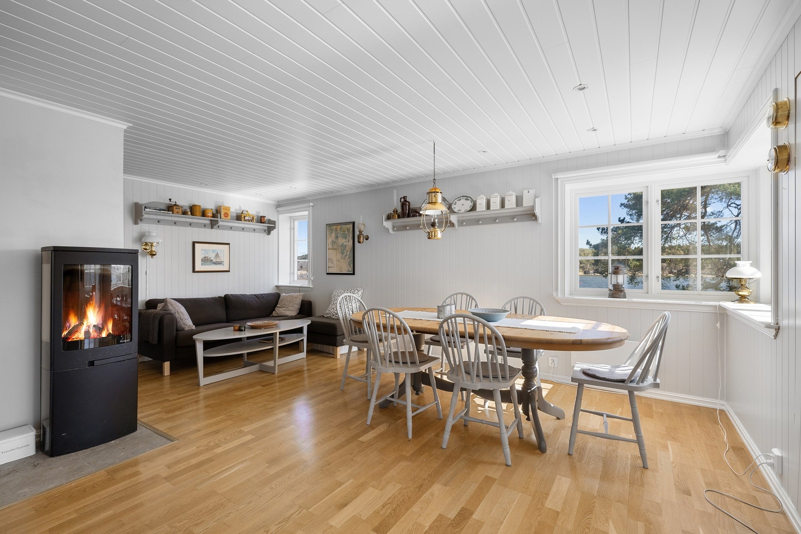 Nye gulv ble støpt i 2012/2013, med varmekabler som kan fjernstyres (ring hytta varm). Galleribilde