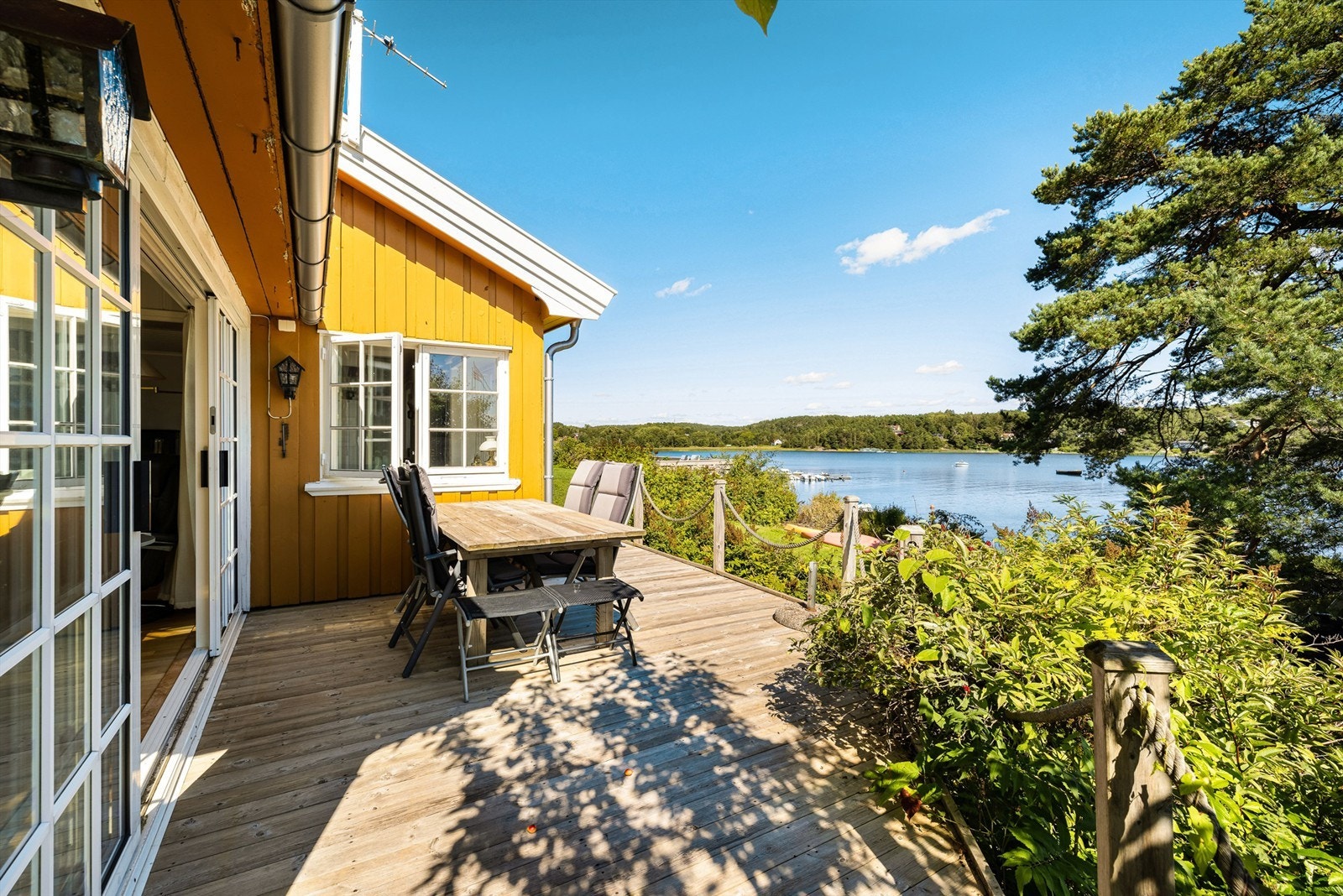 Kroken på terrassen utenfor stuen er solfylt første del av dagen, et deilig sted for morgenkaffen. Galleribilde