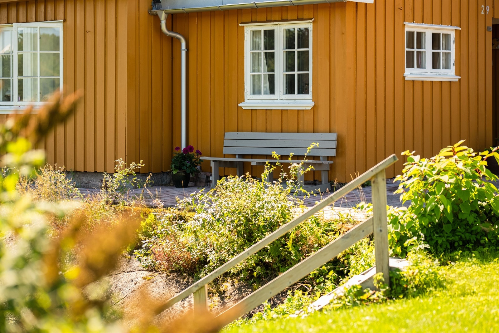 Flere uteplasser gir anledning til å følge solens gang samt tilpasningsmulighet etter vær og vind. Galleribilde