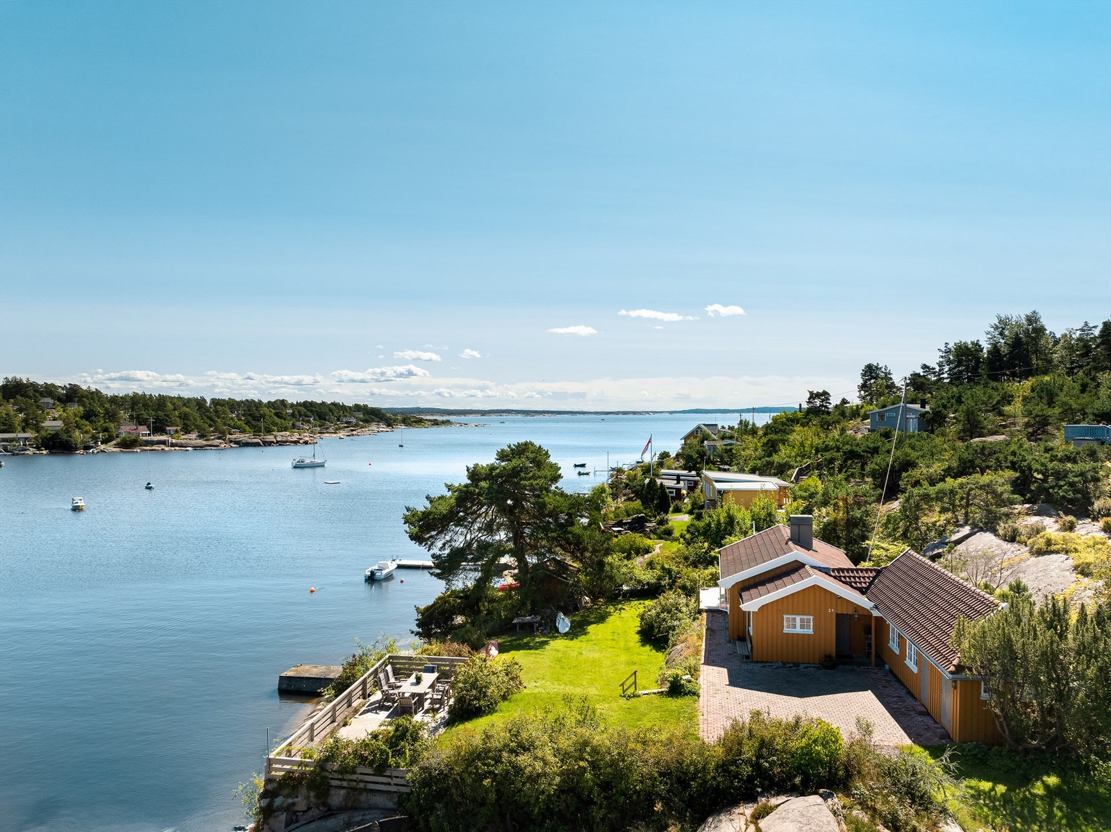 Eiendommen har nærmere 40 meter strandlinje, vakre svaberg og brygge. Vakker skjærgård venter rett utenfor. Galleribilde