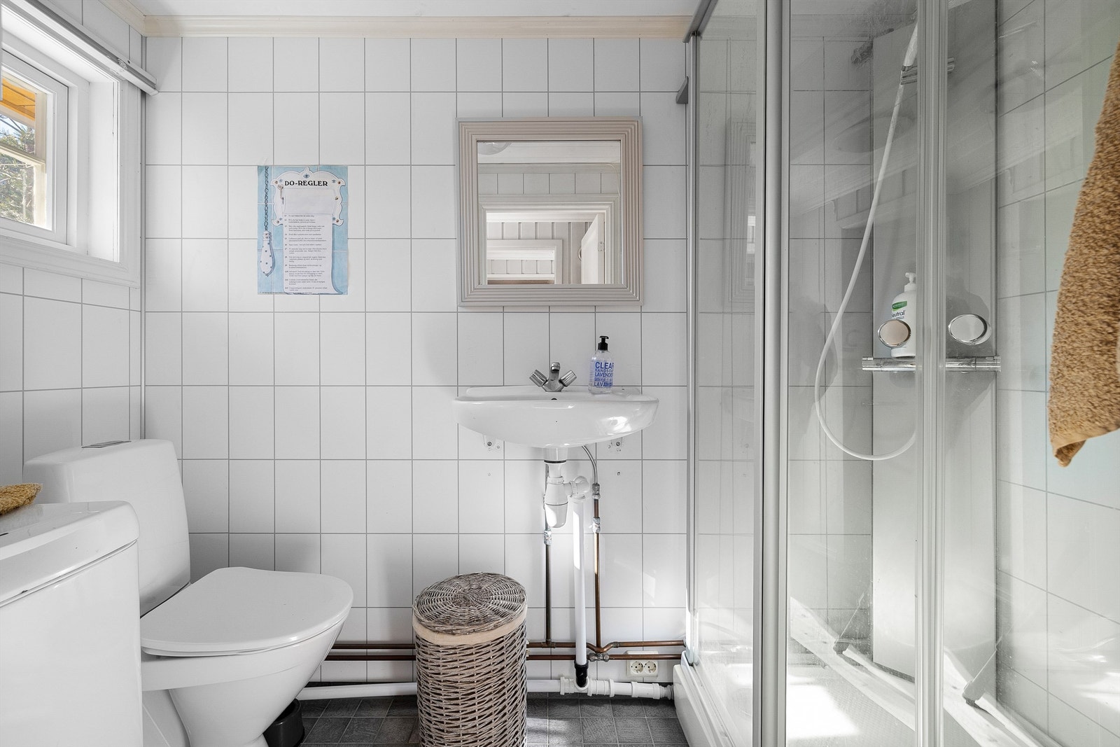 Badets gulv er utført med fliser og elektrisk varme. Vaskemaskin medfølger. Galleribilde