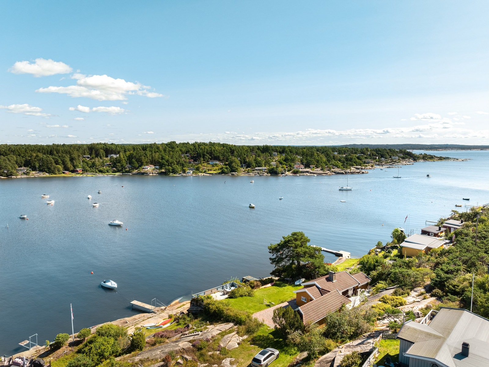 Henvendt mot kilen er eiendommen naturlig i le for dominerende vindretning fra sør-vest. Galleribilde