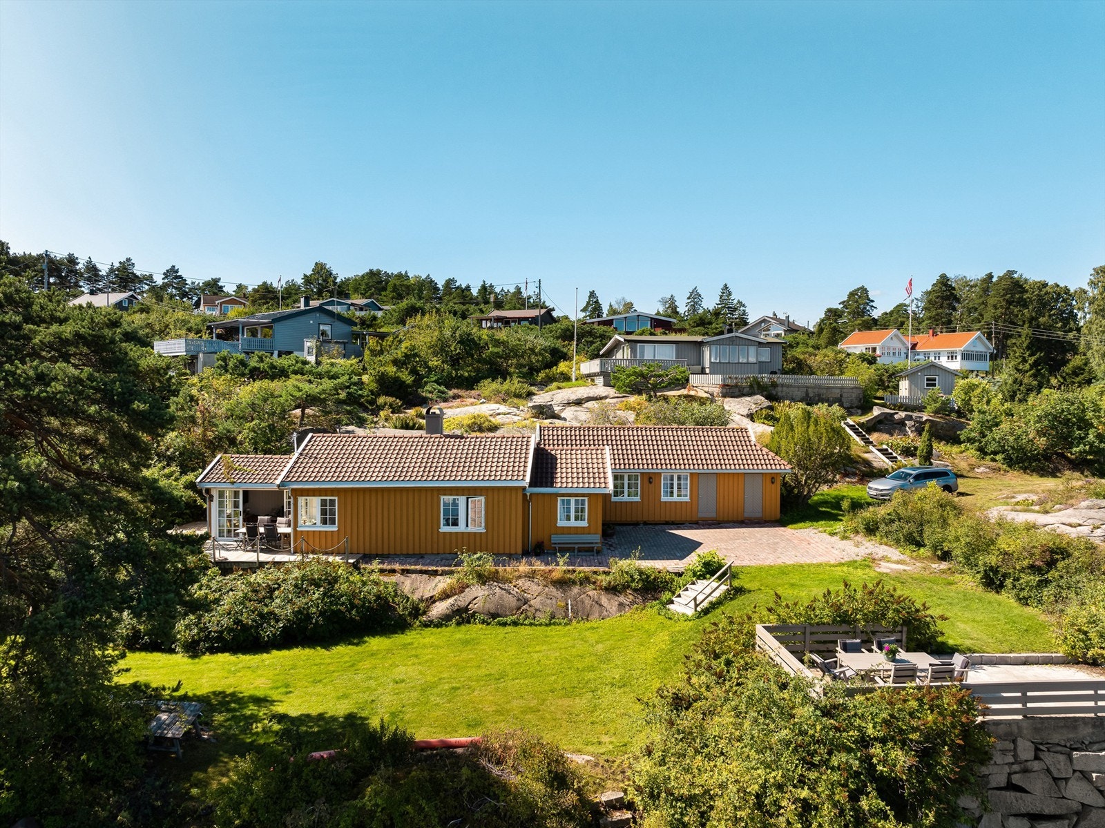 I hagen er det godt med plass til blant annet leker og spill. Galleribilde