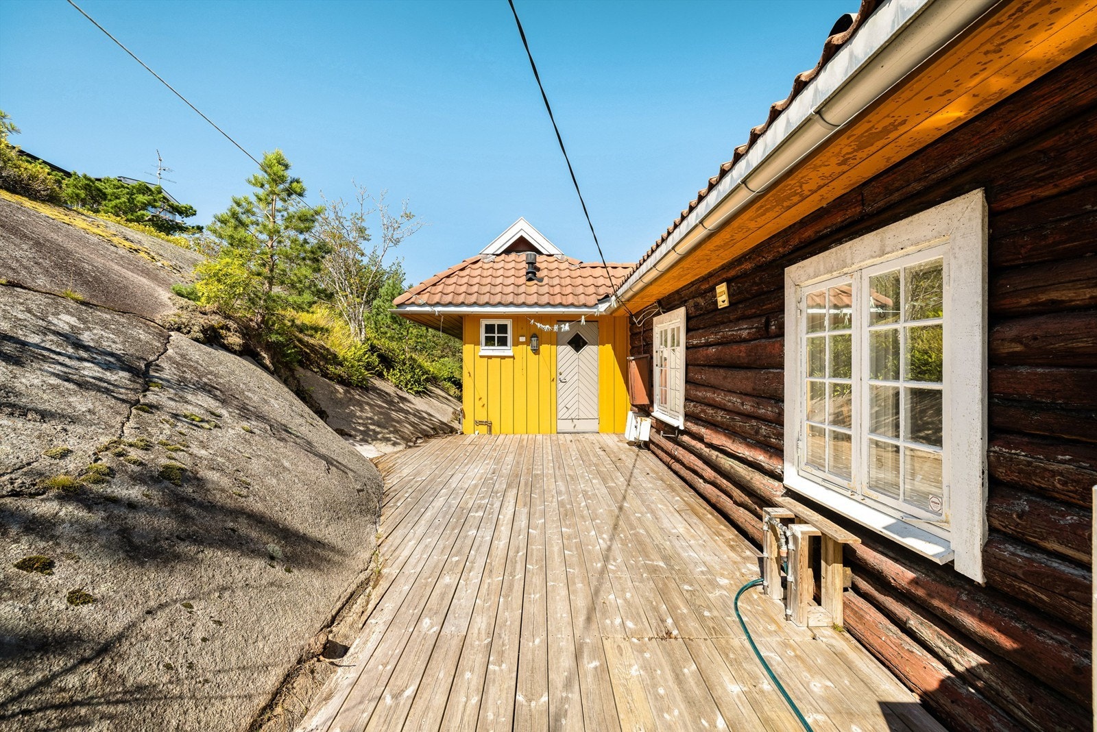 Terrassen mot svaberget på vestsiden er et oppriktig skjermet alternativ til de øvrige og mer åpne uteplassene. Galleribilde