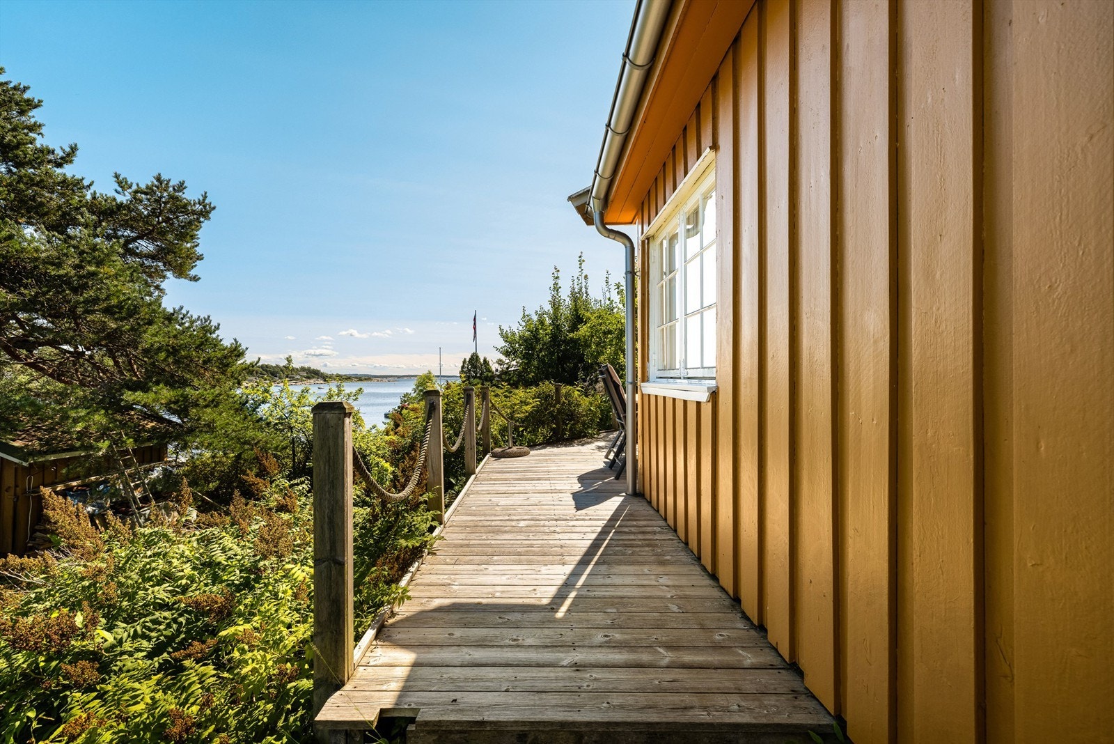 Terrasse rundt tre sider av hytta ble anlagt rundt 2009/2010. Galleribilde