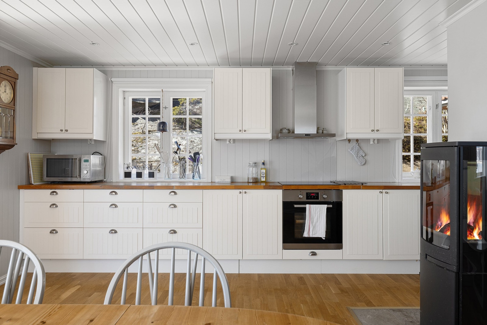 Kjøkkenets mange skap og skuffer har både stilsikker fremtoning og et rikt antall oppbevaringsmuligheter. Galleribilde