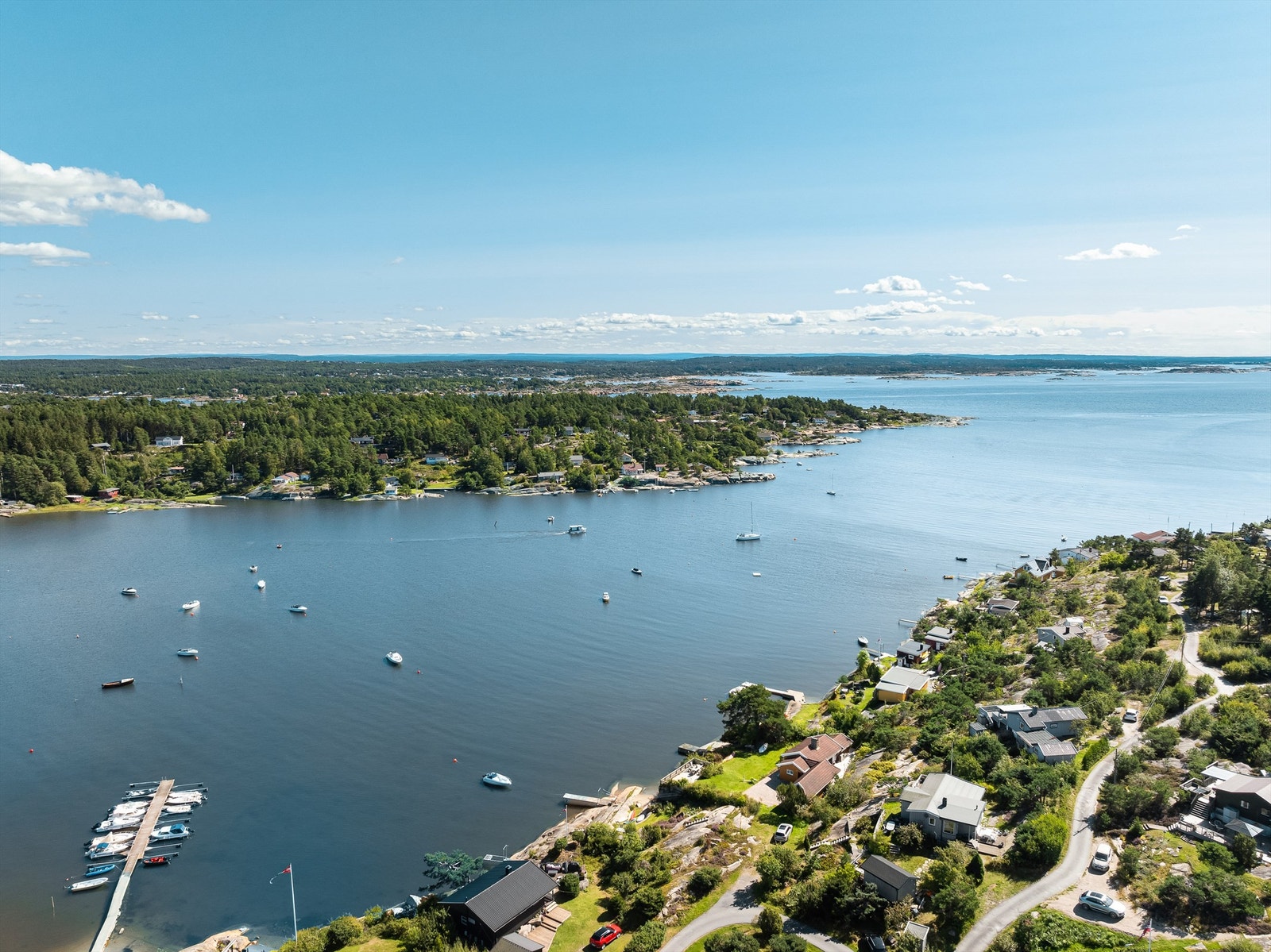 Det er mulig å kjøre helt frem til eiendommen. Galleribilde