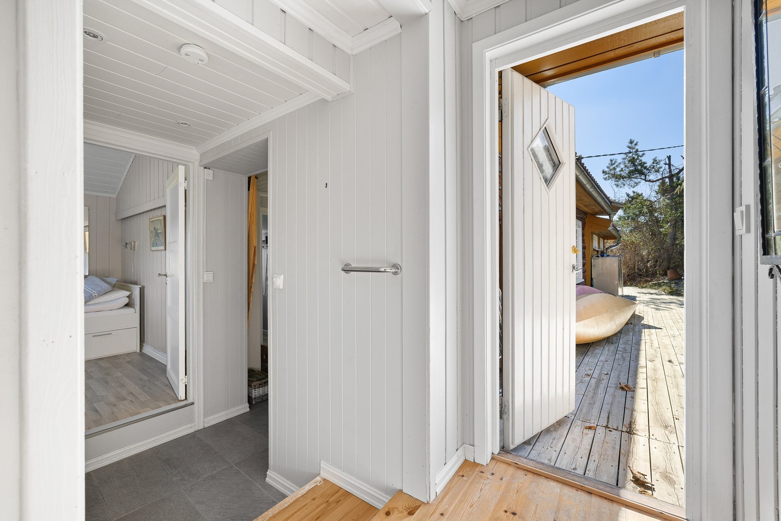 Bi-entré gir tilgang til platting på vestsiden. Galleribilde