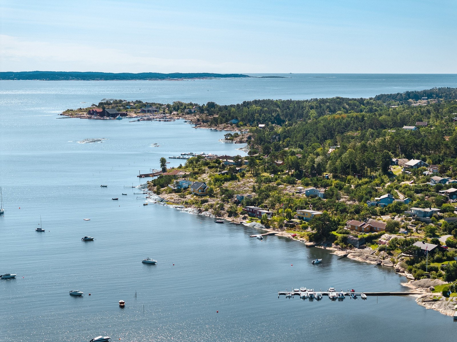 I området finnes en hel rekke turmuligheter, til lands som til vanns. Marnetvika med spisested er innenfor ro-avstand. Galleribilde