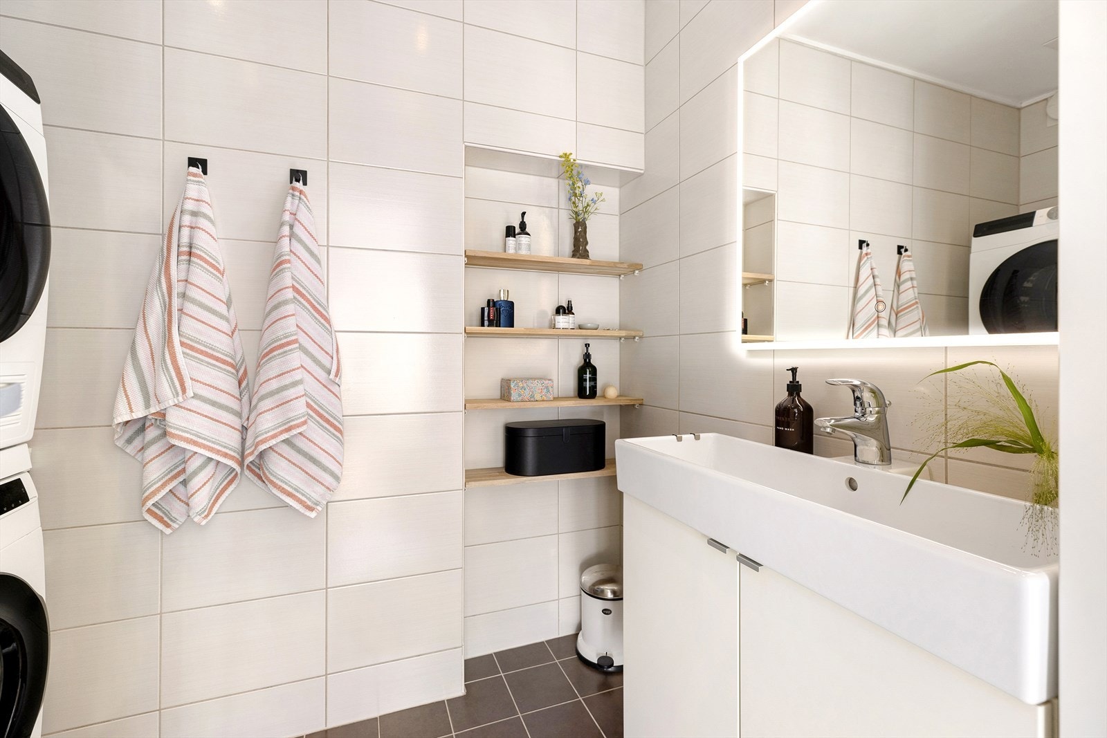 Tidløst bad med moderne fliser og gode oppbevaringsmuligheter. Elektrisk gulvvarme og downlights i tak. Galleribilde