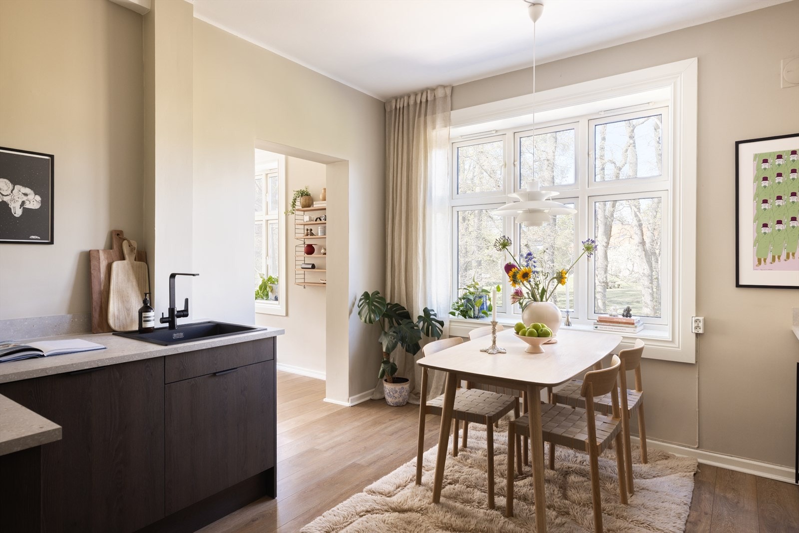 Legge merke til de store vindusflatene og den generøse takhøyden på hele 2,83 m. Galleribilde