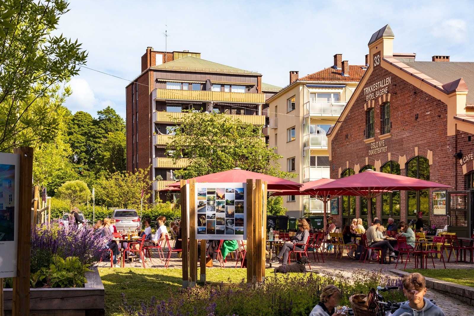 Sjarmerende Trikkestallen med uteservering og hyggelige teaterforestillinger for de minste. Galleribilde