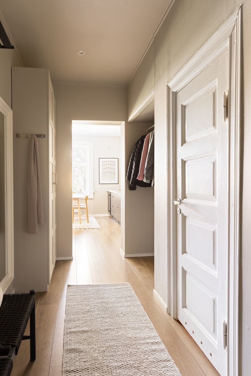 Innbydende og praktisk yttergang med god plass til oppbevaring i skap og åpen nisje. Galleribilde