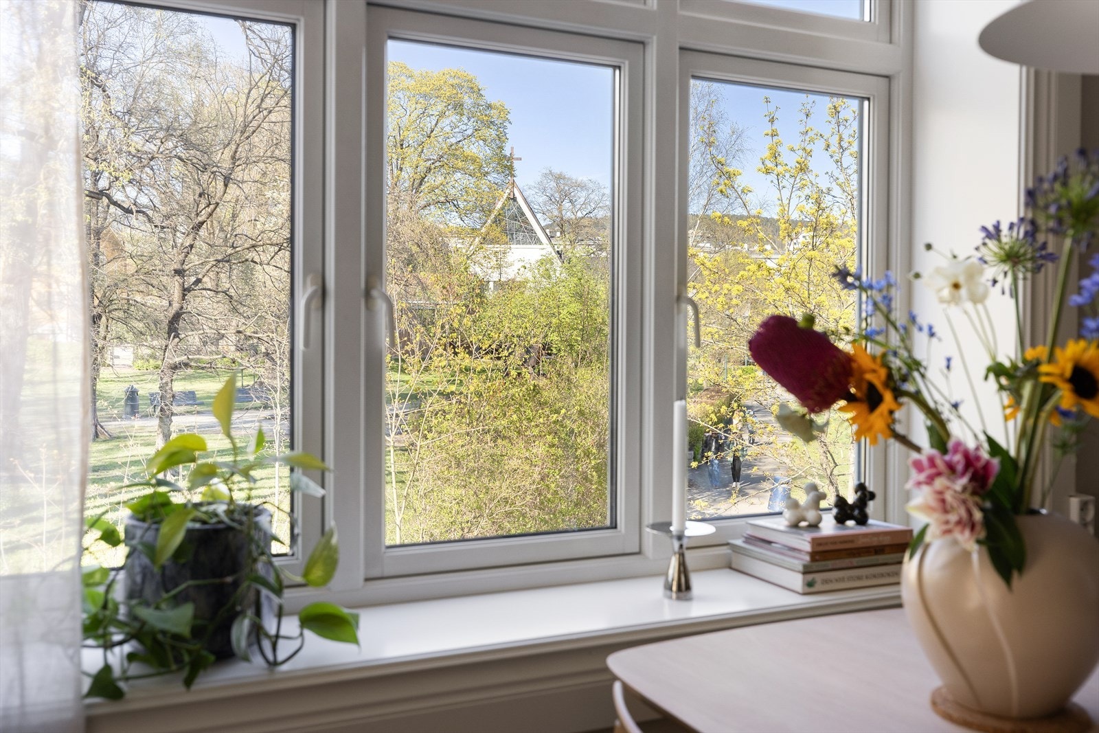 God plass til stort spisebord ved vinduet som gir hyggelig utsikt året rundt. Galleribilde