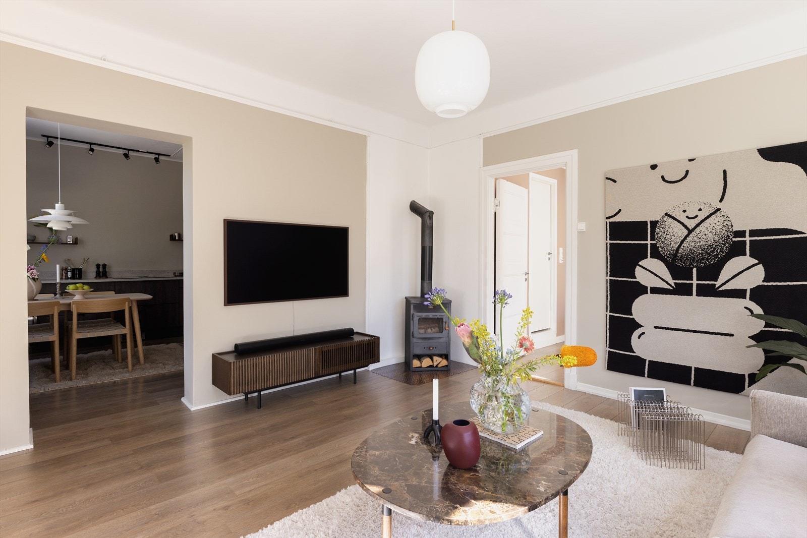 Rommet er enkelt å møblere med naturlig plass til stor sofagruppe og TV-møblement. Galleribilde