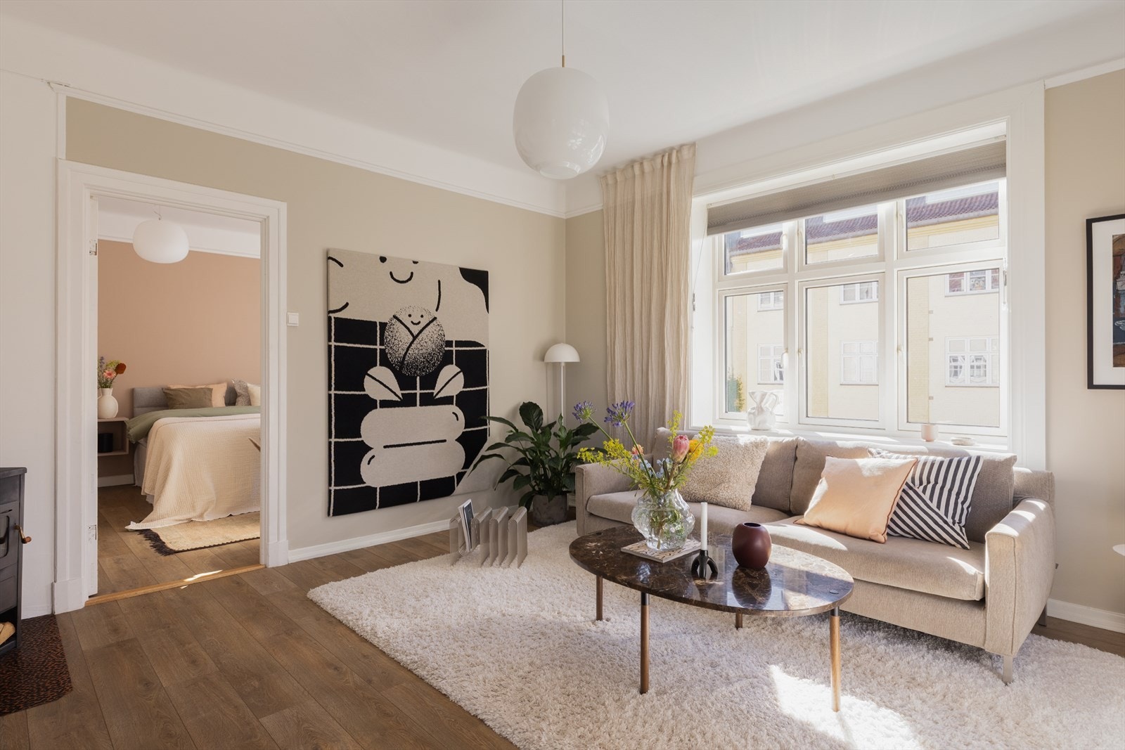 Dette er en unik hjørneleilighet med særpreg og sjarm. Galleribilde
