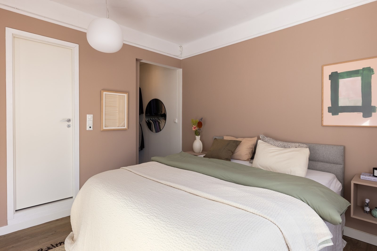 Inngang til både walk-in-closet og bad fra soverommet. Galleribilde