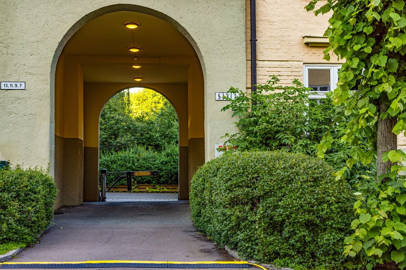 Vakker inngang til bakgården og oppgangen. Galleribilde