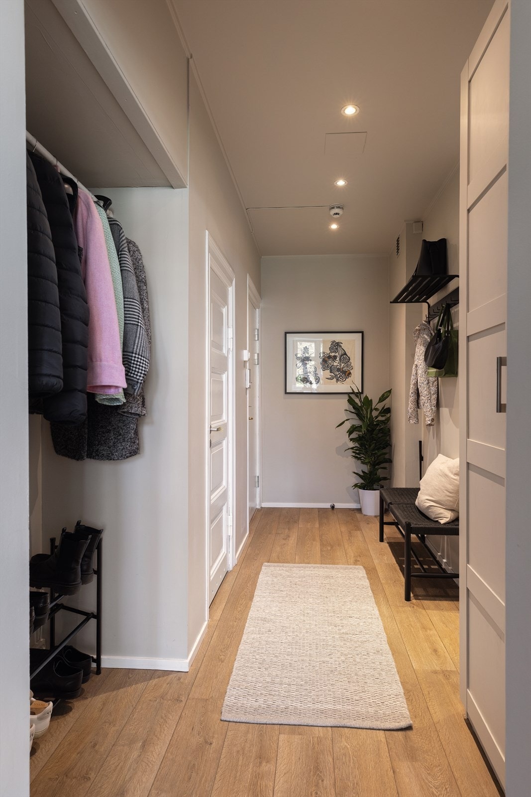 I tillegg har man plass til knagger, skoskap eller kommode. Downlights i tak. Galleribilde