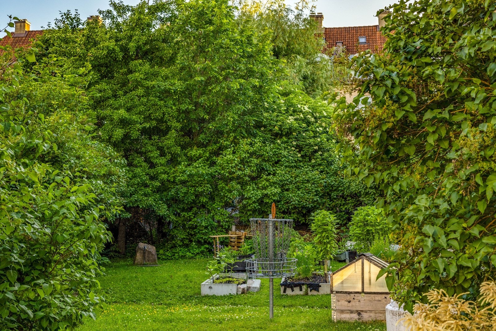 Utrolig flott bakgård, med mange sittegrupper, grill, sykkelskur, tørkerom, fotballbane, plantekasser, bordtennisbord mm. Galleribilde
