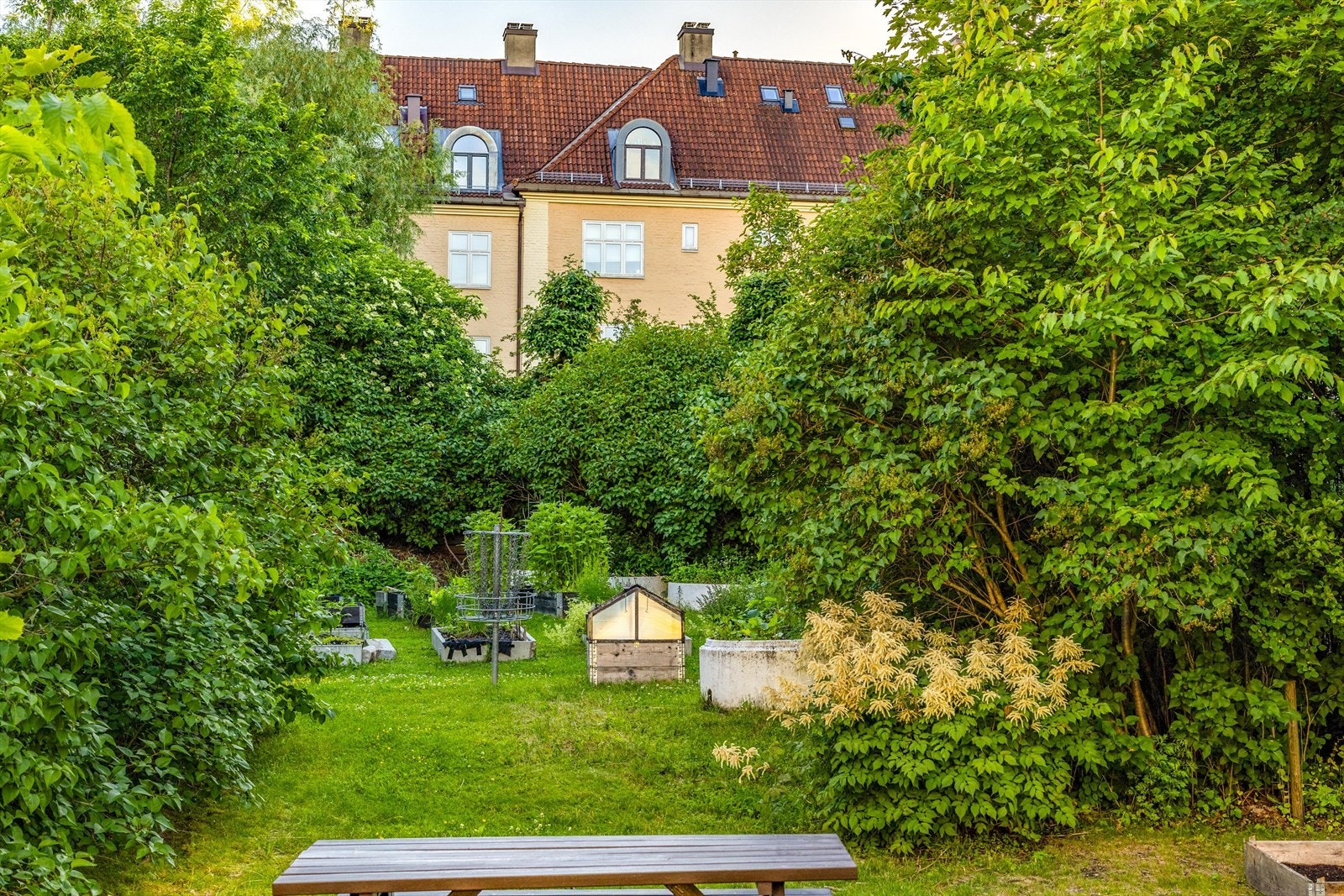 Her bor du sentralt på Torshov, i en klassisk Torshovgård som er omkranset av grøntområder. Galleribilde
