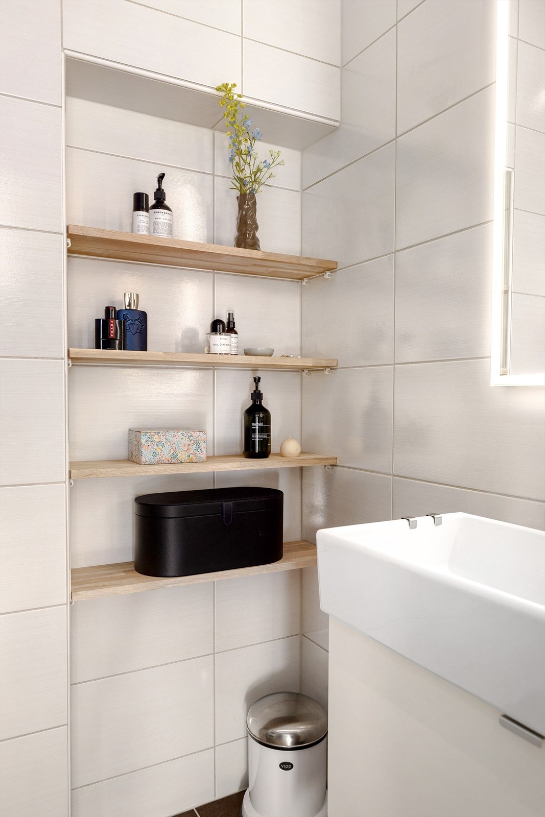 Badet har nylig blitt oppgradert med blant annet plassbygde hyller for ekstra oppbevaring. Galleribilde