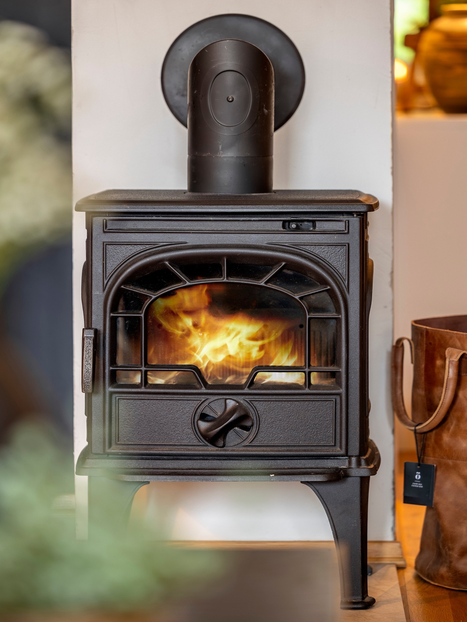 I 2024 fikk stuen en peisovn som skaper ekstra hygge og understreker den hjemmekoselige følelsen. Galleribilde