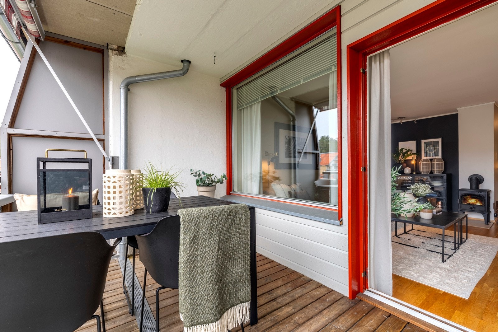 Balkongen er helt overbygd, er det enkelt å la møblene stå ute gjennom hele året. Den vestvendte plasseringen gir utmerkede solforhold og vidt utsyn over området med felles tun i front og noe skog i enden. Galleribilde