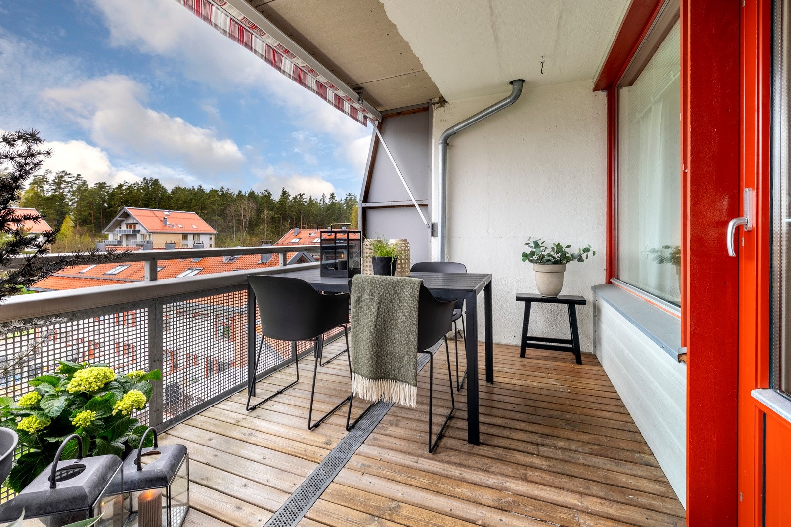 Balkongen er helt overbygd, er det enkelt å la møblene stå ute gjennom hele året. Den vestvendte plasseringen gir utmerkede solforhold og vidt utsyn over området med felles tun i front og noe skog i enden. Galleribilde