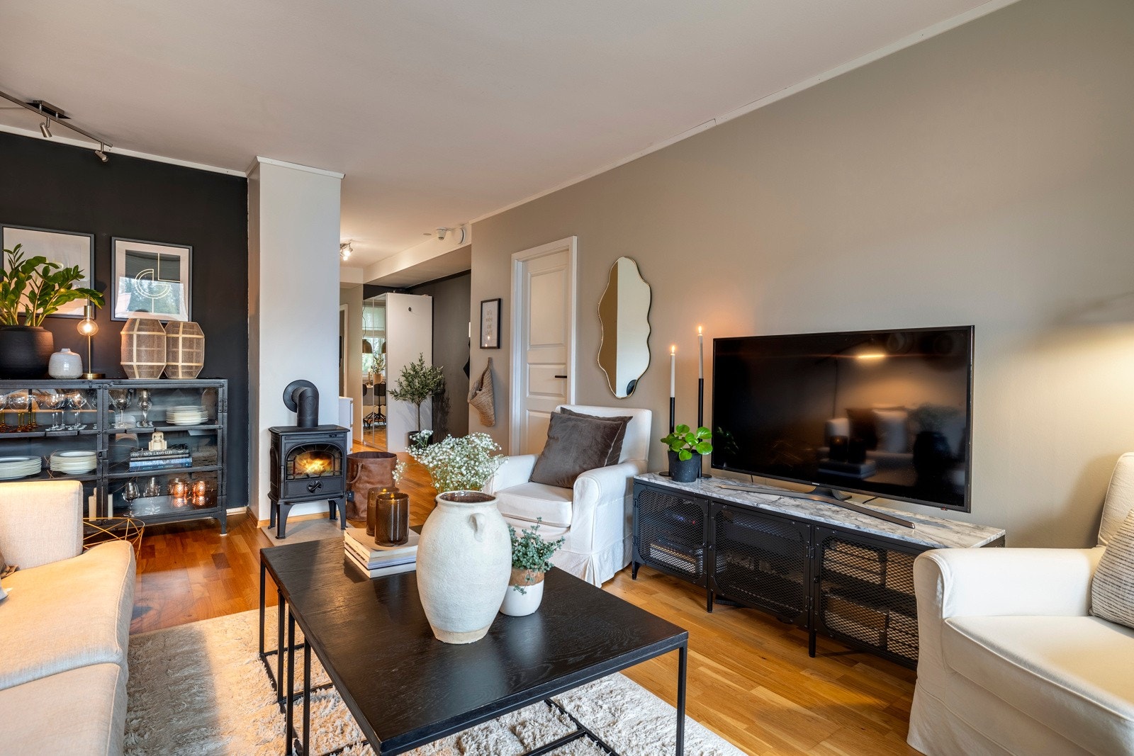Stuen har et møbleringsvennlig areal med god plass til sofagruppe, tv-løsning, skjenk og lignende. Med en åpen entrésone mot spisekjøkkenet føles leiligheten som en romslig helhet. Galleribilde