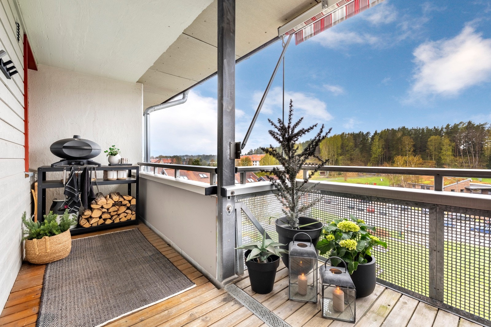 Balkongen er helt overbygd, er det enkelt å la møblene stå ute gjennom hele året. Den vestvendte plasseringen gir utmerkede solforhold og vidt utsyn over området med felles tun i front og noe skog i enden. Galleribilde