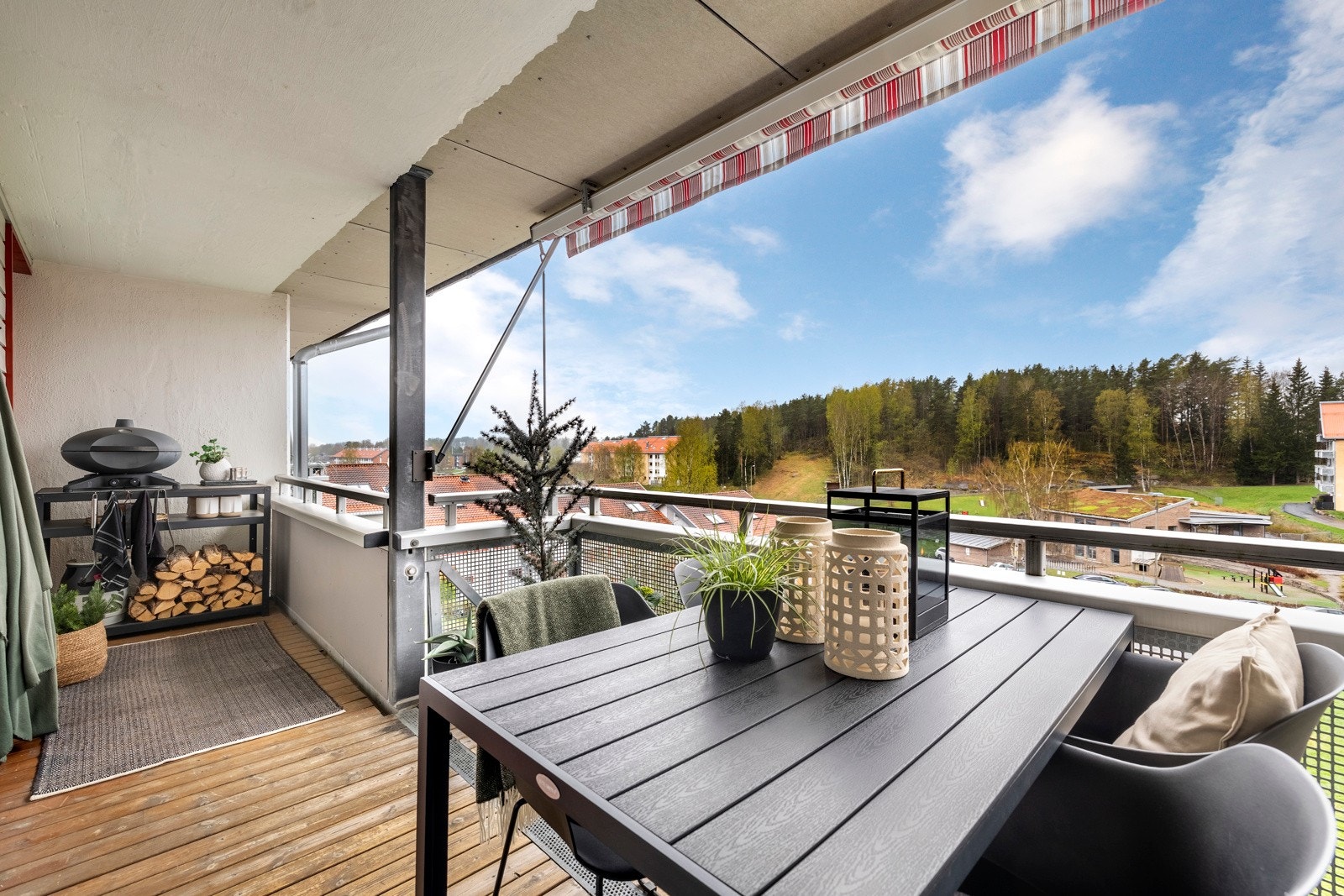 Balkongen er helt overbygd, er det enkelt å la møblene stå ute gjennom hele året. Den vestvendte plasseringen gir utmerkede solforhold og vidt utsyn over området med felles tun i front og noe skog i enden. Galleribilde