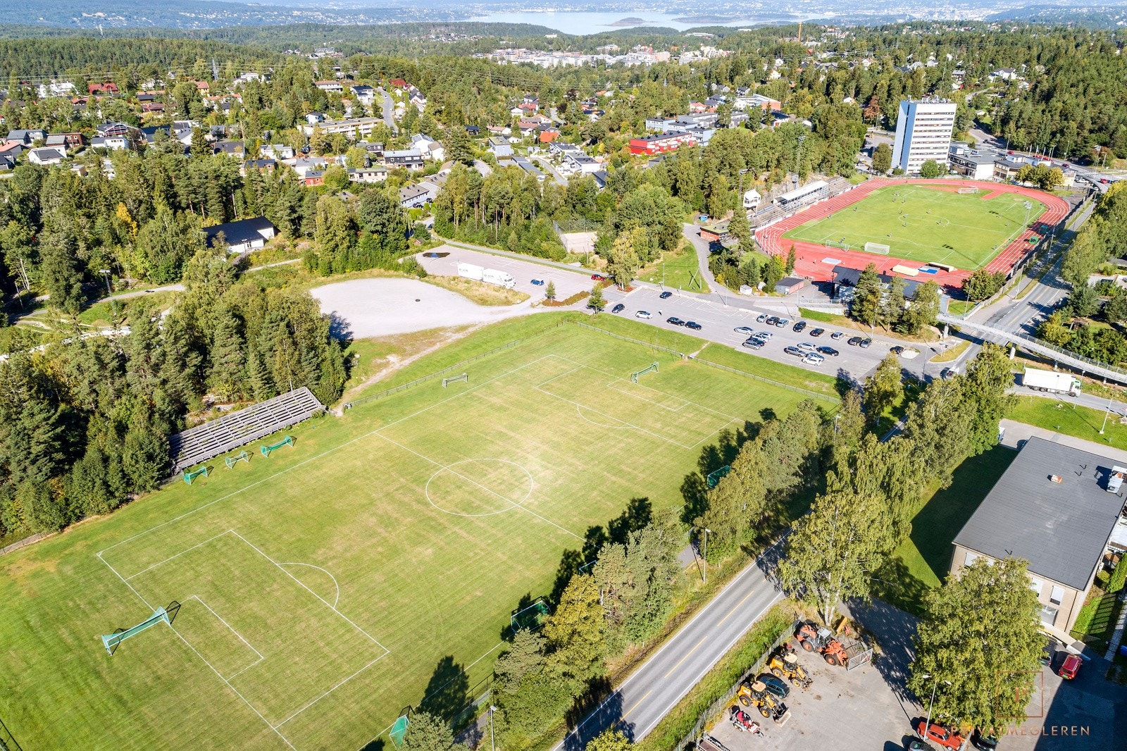 Kort vei til Sofiemyr idrettspakr meed to kunstgressbaner, sofiemyr stadion, tennishall og Sofiemyrhallen med haller og svømmebasseng m.m. Galleribilde