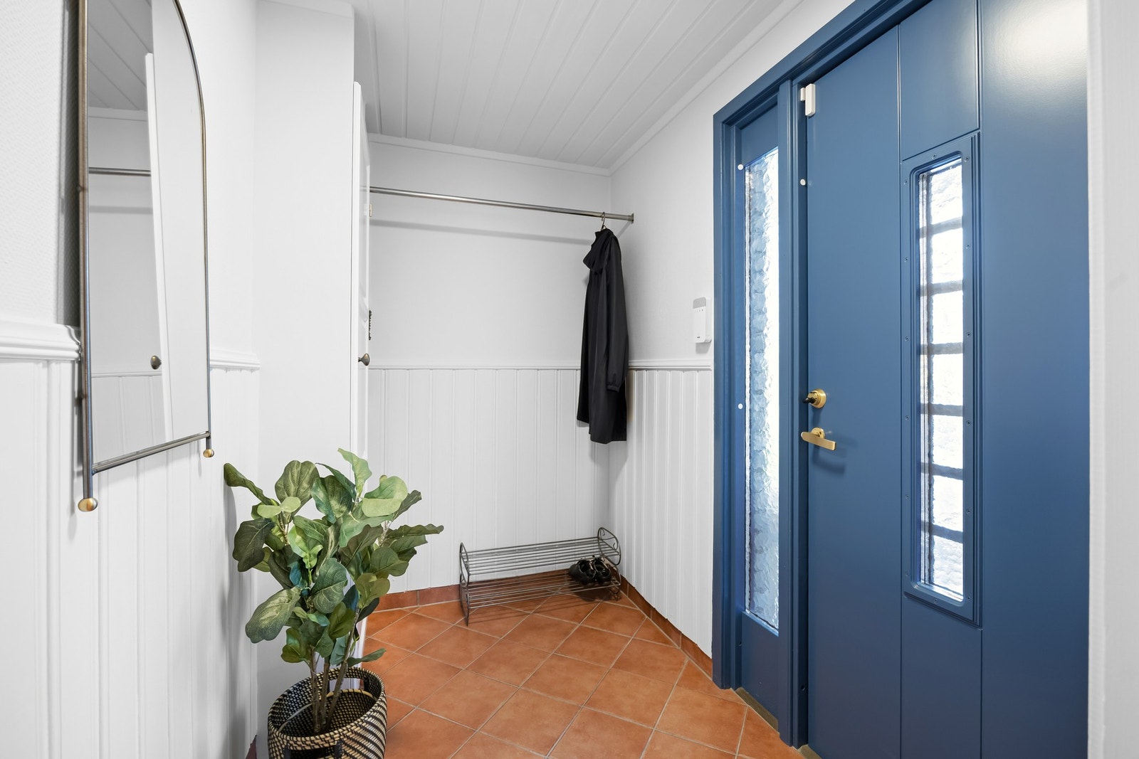 Her finner du også løsninger for oppbevaring som hjelper deg å holde orden og få en ryddig velkomst inn i hjemmet. Galleribilde