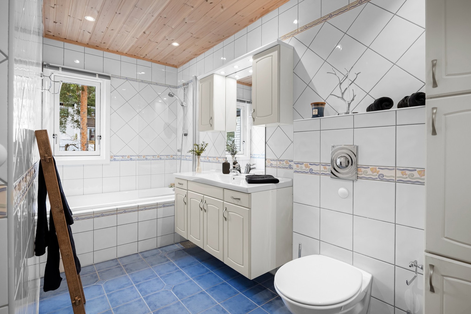 Badet i andre etasje er utstyrt med fliser på både gulv og vegger, og elektriske varmekabler sørger for en behagelig temperatur. Galleribilde