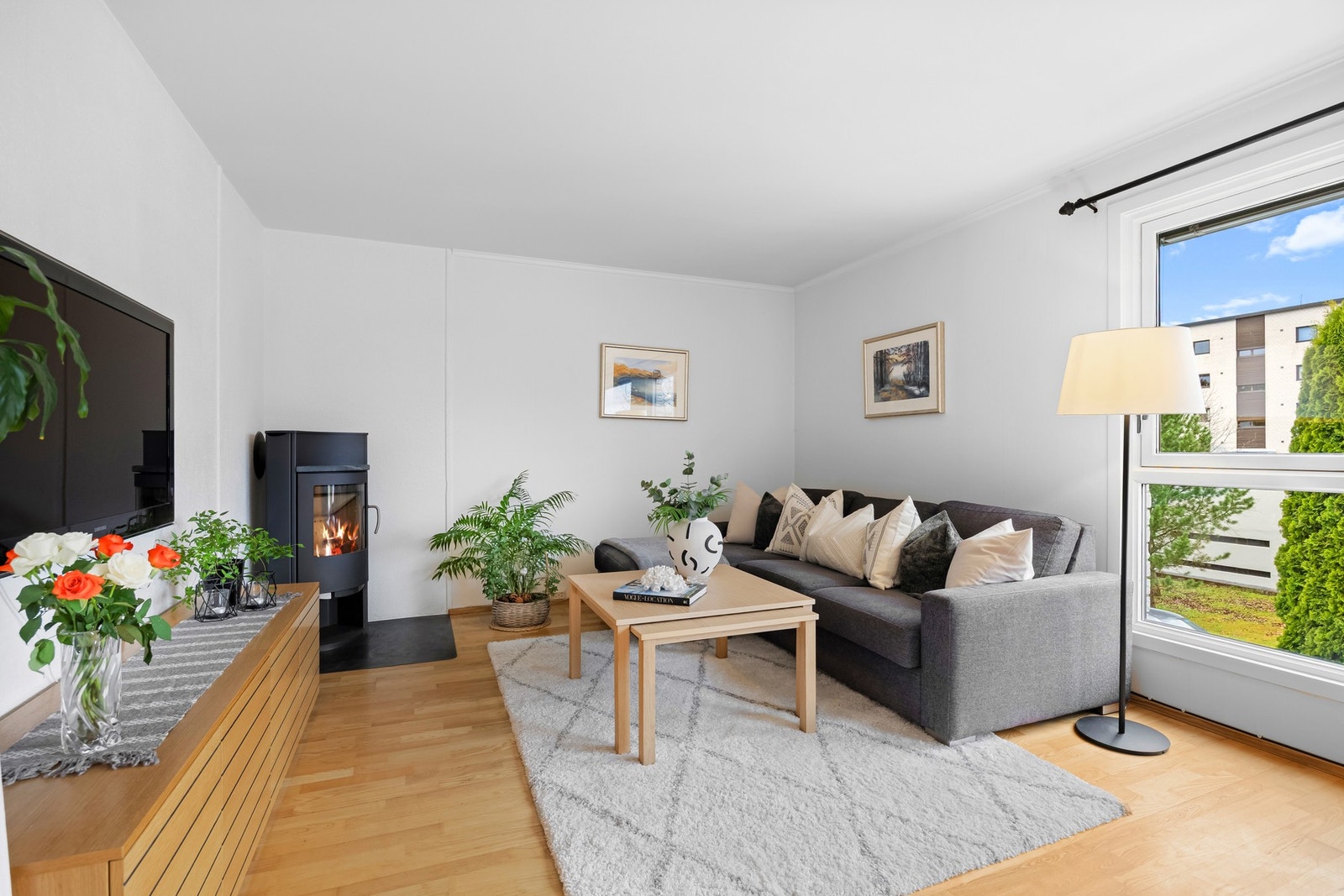 Her kan du plassere en stor sofa for tv-kvelder eller flere små sittegrupper for sosiale sammenkomster. Galleribilde