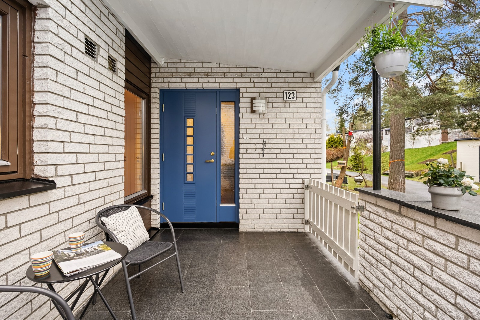 Ved inngangspartiet har du en platting som har et overbygg, som både kan brukes som boltreplass eller om du trenger ly fra dårlig dårlig vær. Galleribilde