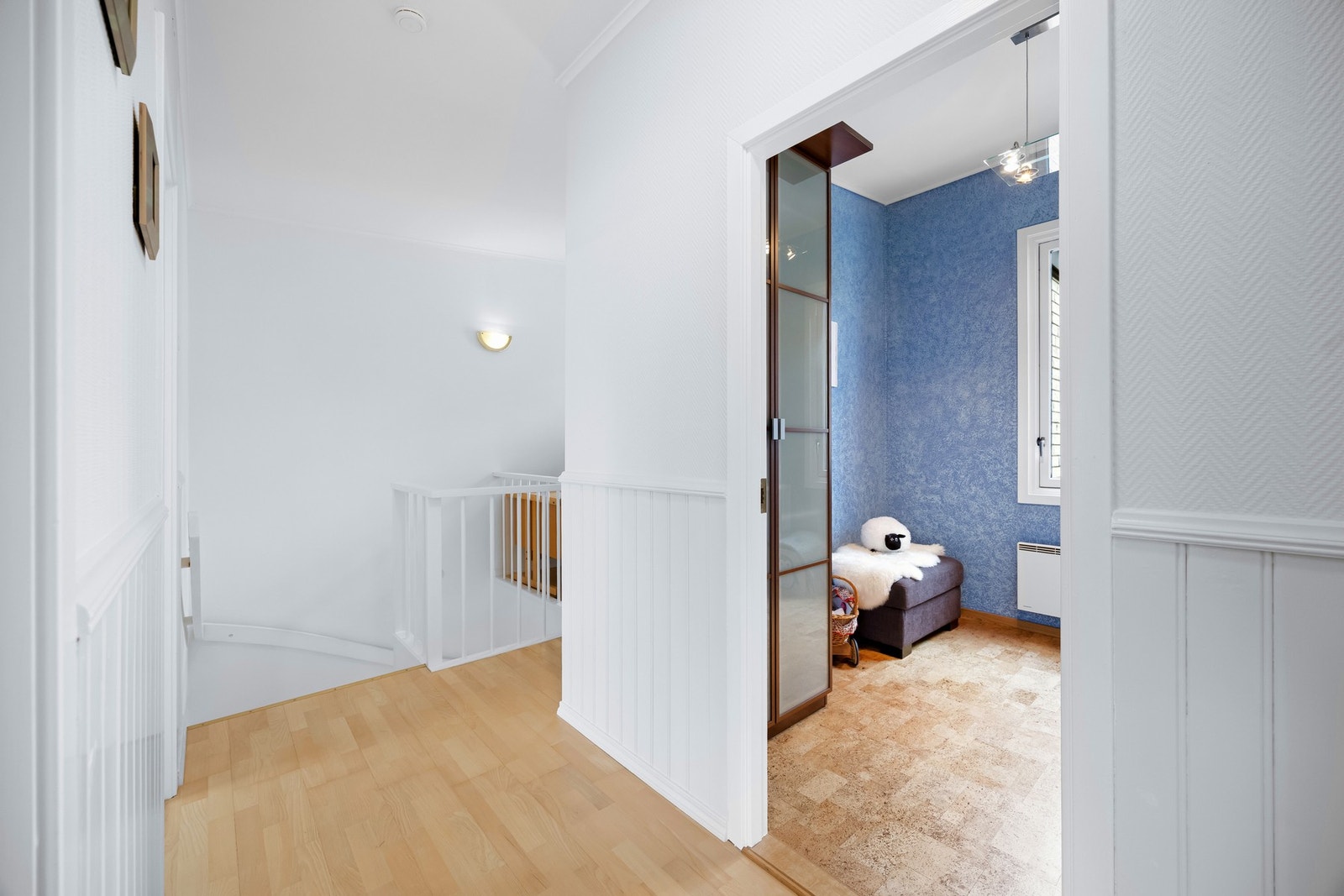 Andre etasje er fordelt gjennom en gang som kobler boligens 3 soverom samt badet. Galleribilde