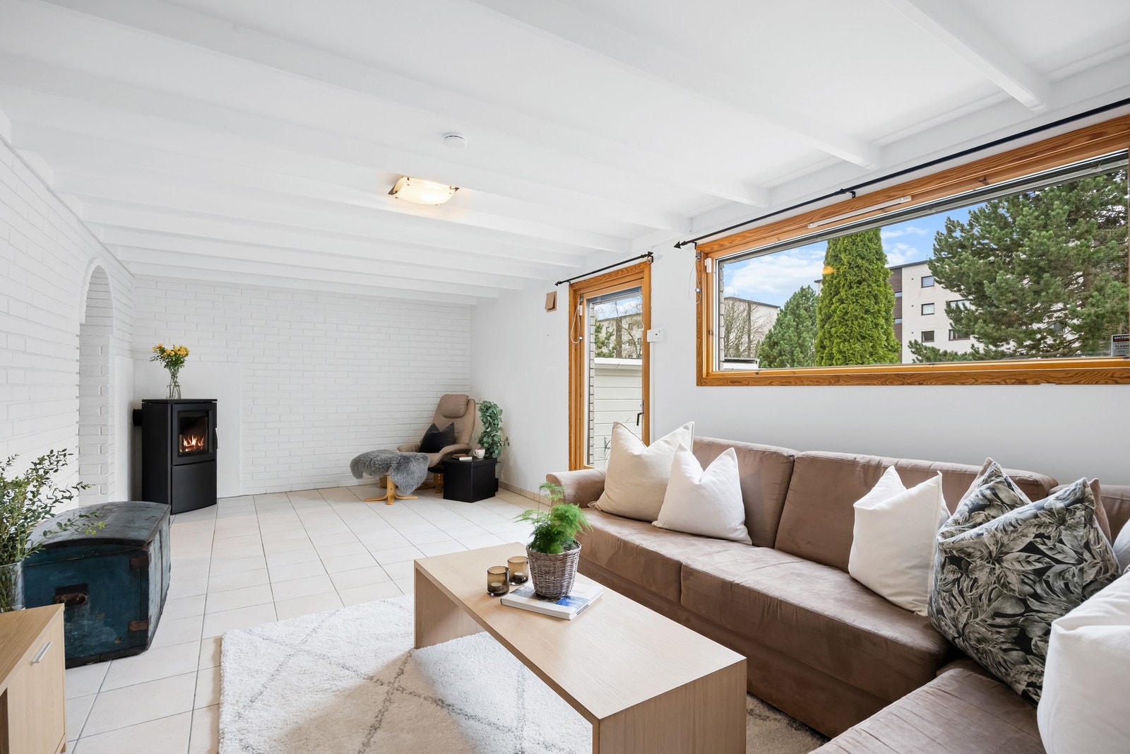 Med en peisovn som sørger for god varme og hygge på kjølige kvelder, er dette stedet perfekt for å samle familie og venner. Galleribilde