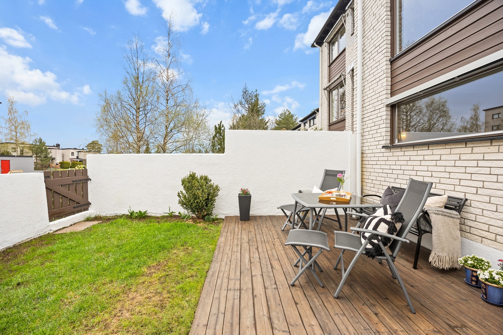 Tomten byr på flere solrike uteplasser med både terrasse og hage. Galleribilde