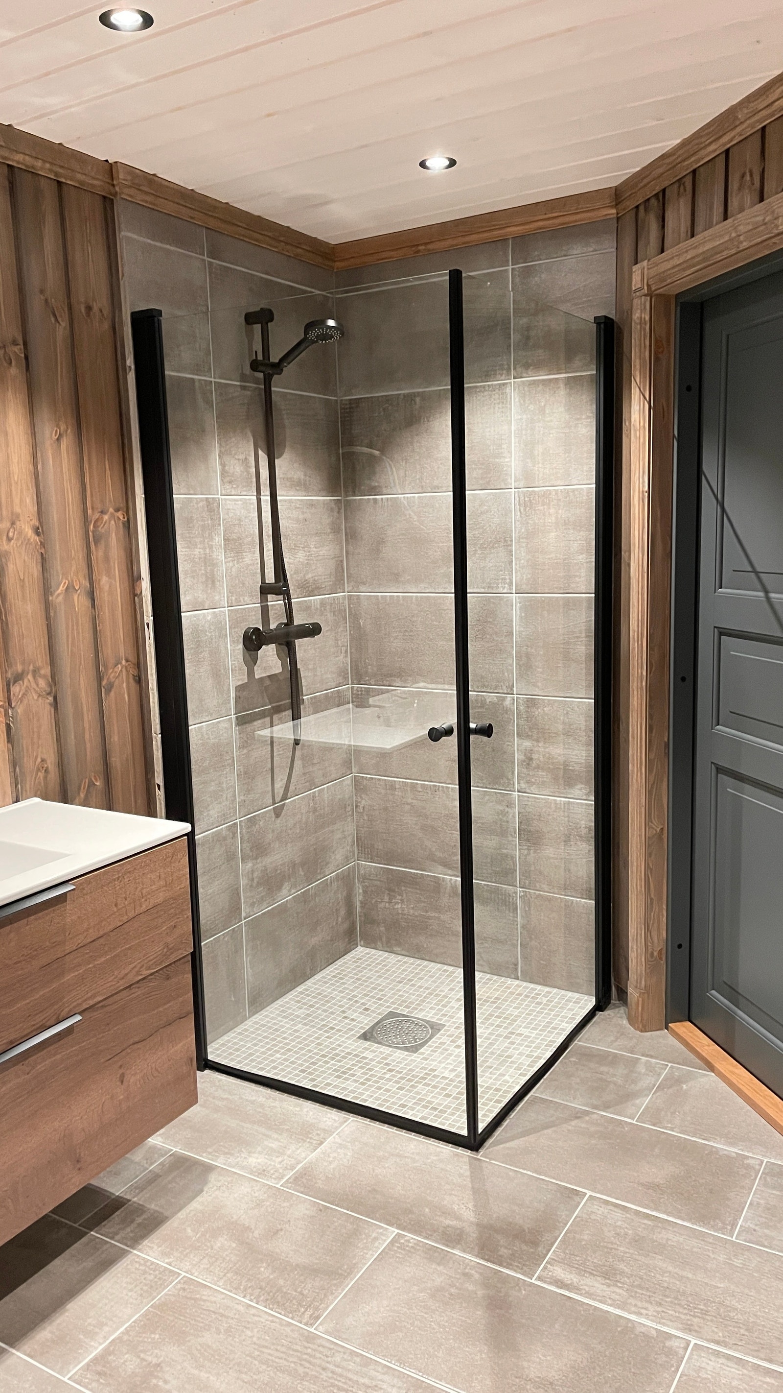 Dusj nisje med flis i dusj. Galleribilde